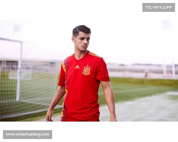 西班牙第四级别球队发布新球衣 灵感源自罗马与托蒂传奇荣耀